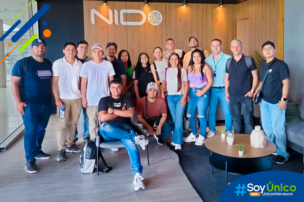 Estudiantes de Ingeniería de Sistemas en el NIDO.