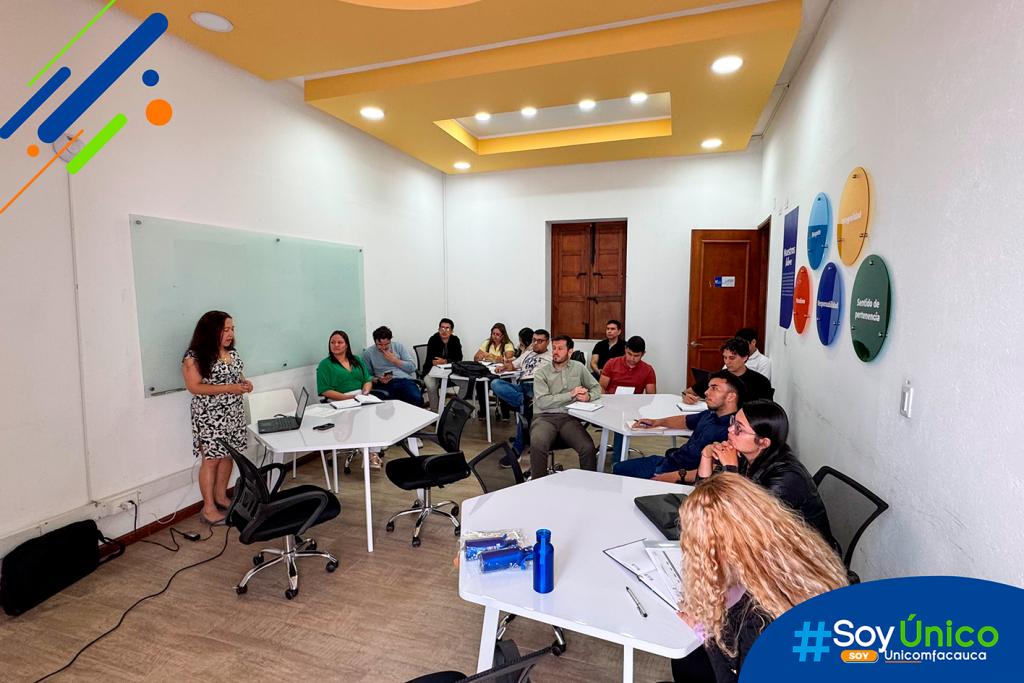 La Mg. Mabel Paz, docente de Emprendimiento, realizando el INNOVA FAB en el laboratorio de Alta Gerencia dirigida hacia directores de programa y docentes.