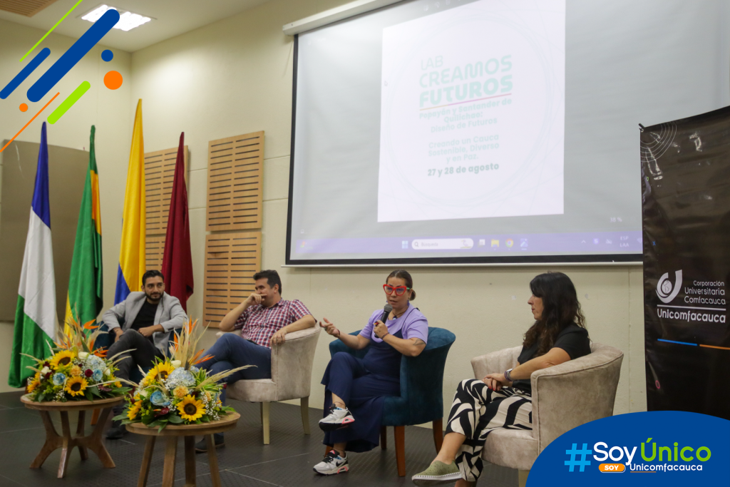 Andrés Mauricio Higuita Palacio, Coordinador del Laboratorio Creamos Futuros de COLEGIATURA; Claudia L-F- Castiblanco, Coordinadora de los resultados del Comité Curatorial y de Gestión del Laboratorio Creamos Futuros de la Institución Universitaria Pascual Bravo; María Gabriela Rodríguez Ciuró, Coordinadora del Laboratorio Creamos Futuros en la Universidad Atlántida; y Jhonnathan Betancourt Arenas, Coordinador de Emprendimiento e Innovación de Unicomfacauca y líder del proyecto por parte de esta Institución, presentando el propósito del evento y su impacto en la región.