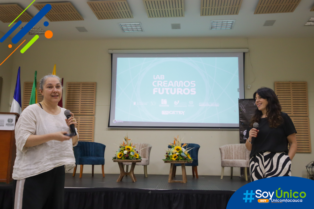 María Gabriela Rodríguez Ciuró y Laura Novik, presentando la conferencia “Diseño de futuros. Estrategia para generar valor en el ecosistema pyme”