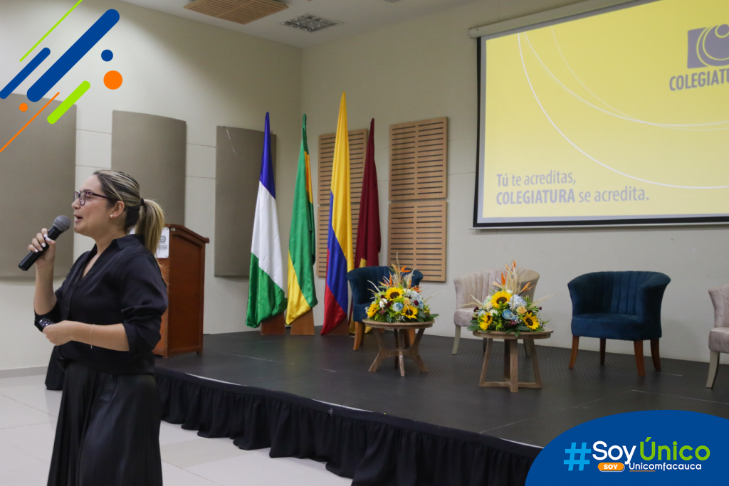 Merly Flórez García, jefe de la Maestría Diseño de Futuros de la Institución Universitaria Colegiatura, realizando un conversatorio en torno a “El presente como posibilidad de diseñar futuros”.