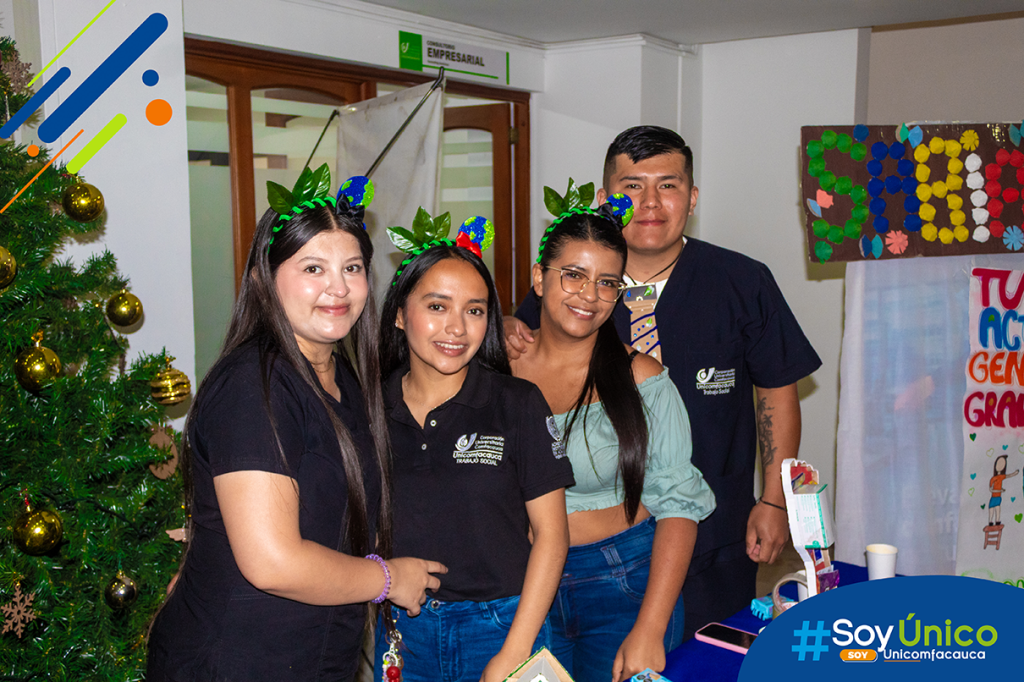 Estudiantes de Trabajo Social con su stand de reciclaje.