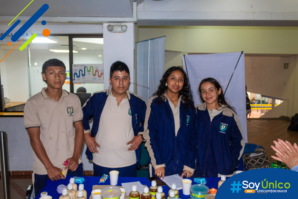 Estudiantes de la Institución Educativa el Zarzal con su stand de jabón hecho a base de aceite de cocina reciclado.