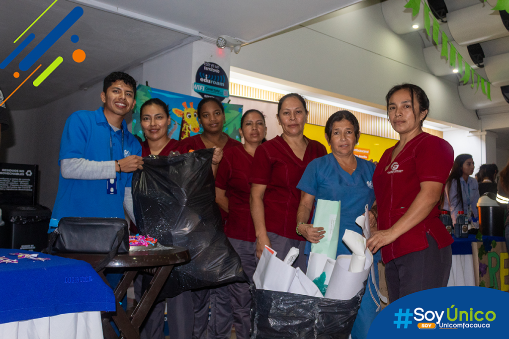 Equipo de SST y servicios generales haciendo entrega de material reciclado.