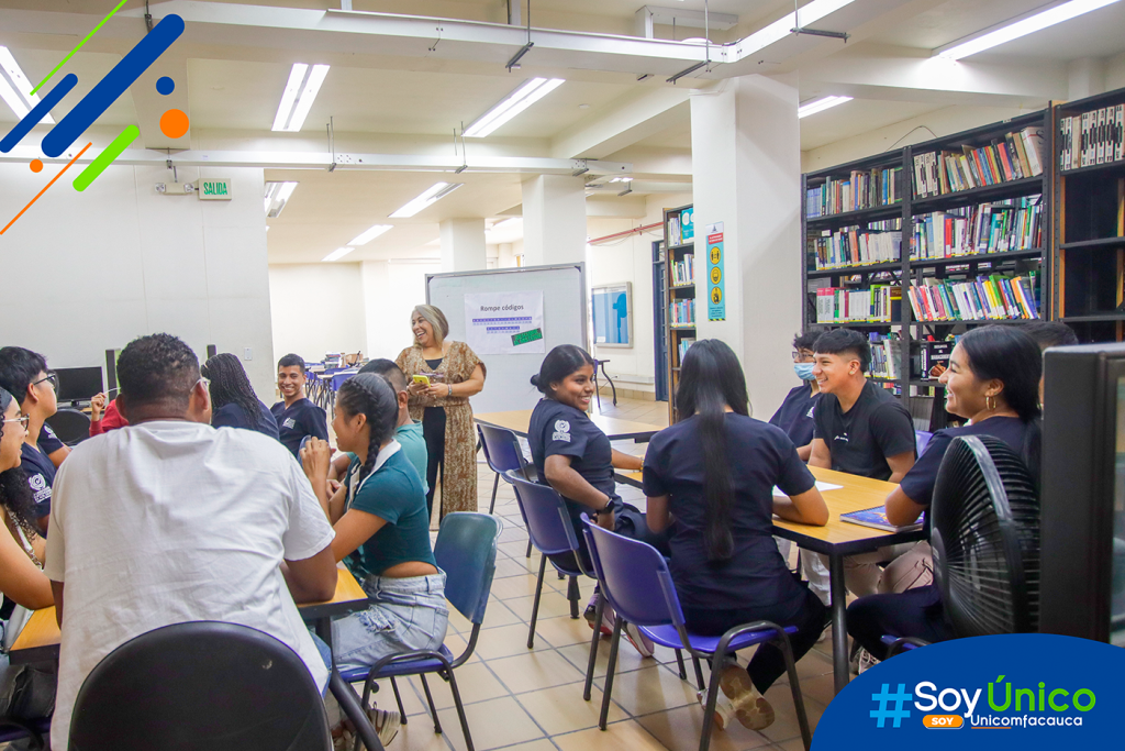 Grupo de estudiantes de Santander de Quilichao en su Biblioteca Institucional.