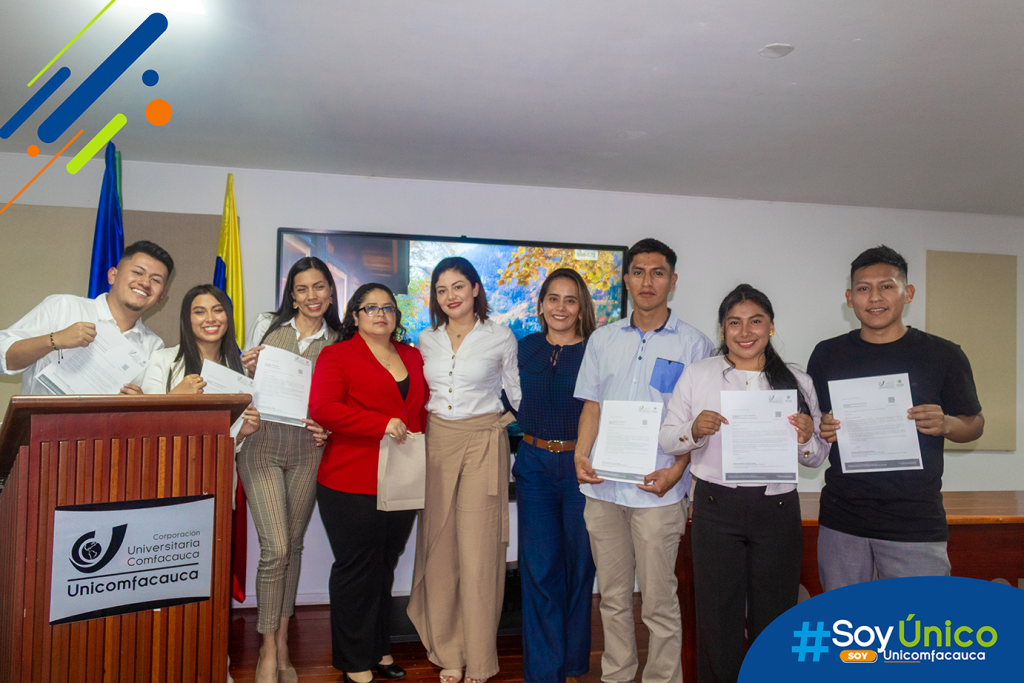 Los estudiantes y su docente con los certificados por la realización de sus prácticas