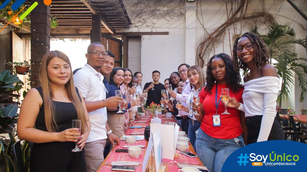Administrativos almorzando en el restaurante "El Solar".