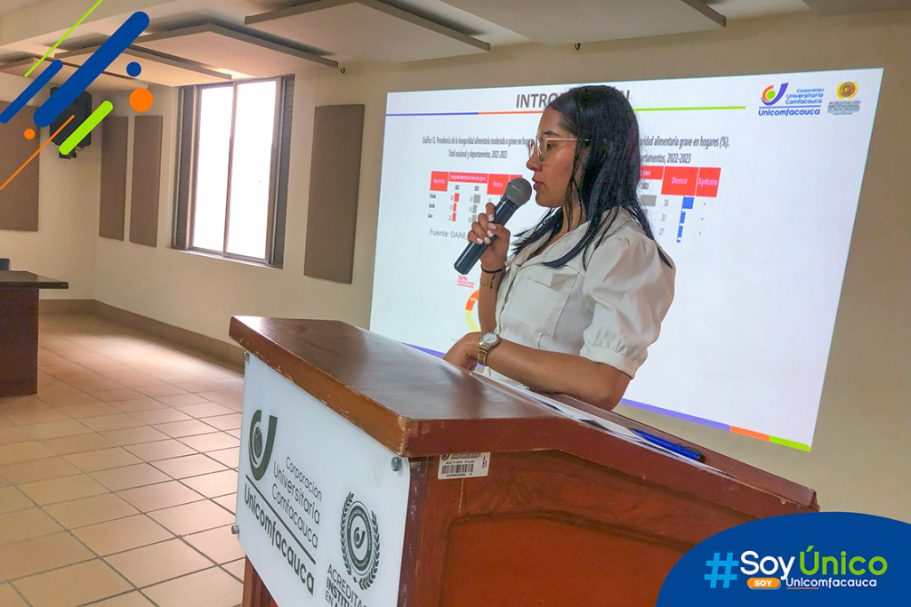 Luisa Fernanda Girón Reyes realizando la sustentación de su trabajo de grado.