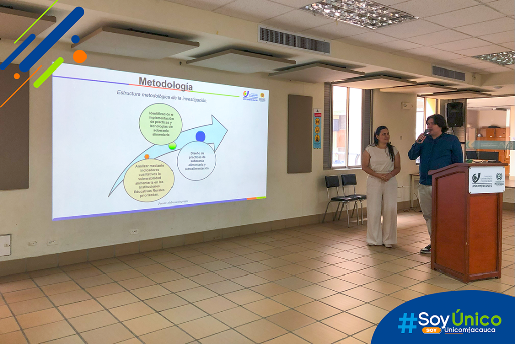 Juan José Fernández Otálora y Paola Andrea Rosero Zambrano realizando la sustentación de trabajo de grado.