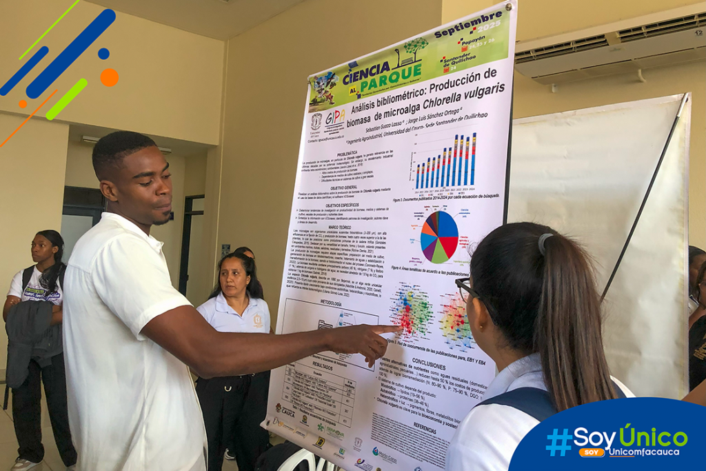 Estudiante de Unicomfacauca Zona Norte presentado su póster.