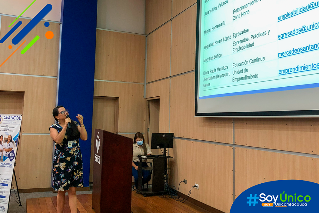 Nuestra Vicerrectora de Investigación y Extensión, Mg. Andrea Carolina Navas Calixto realizando al presentación de los servicios que ofrecemos en Unicomfacuaca.
