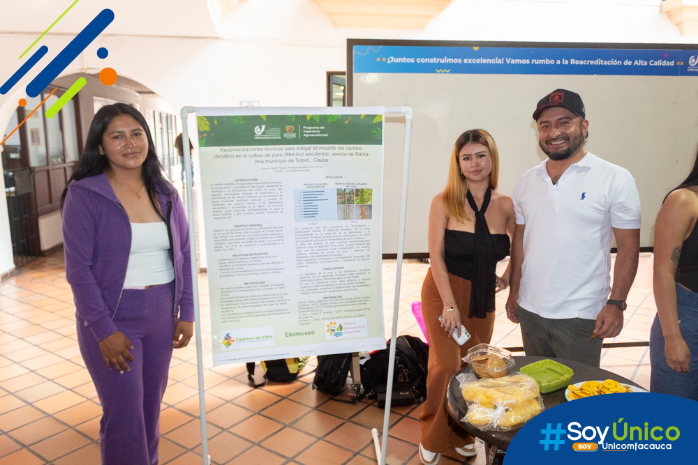 Estudiantes de Ingeniería Agroambiental presentando su investigación en torno a técnicas para mitigar el impacto del cambio climático en el cultivo de yuca. 