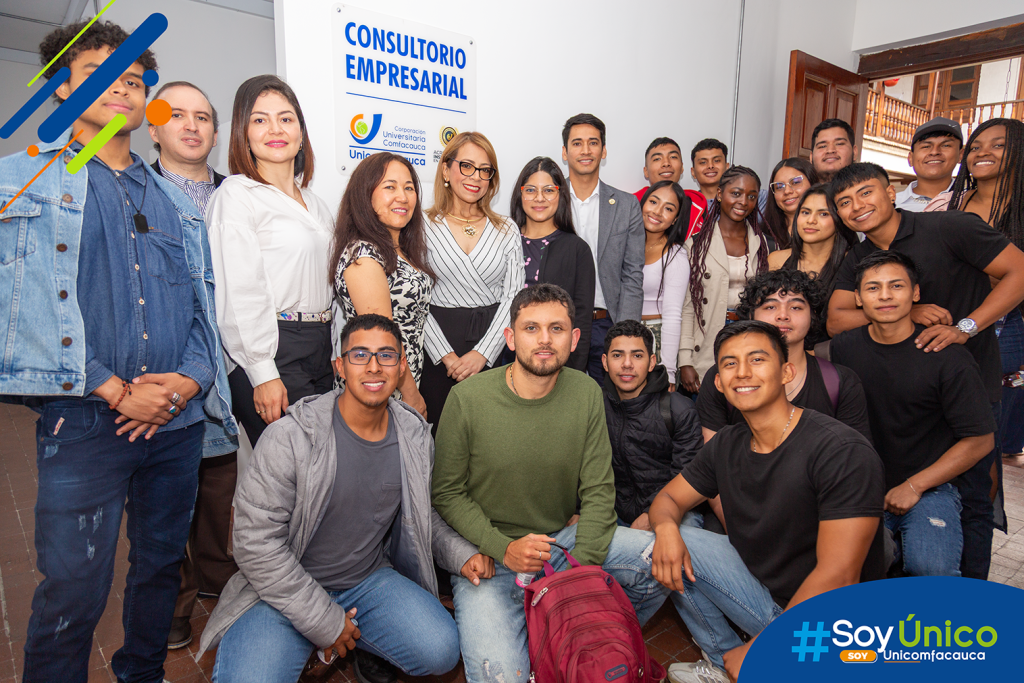 Docentes y estudiantes en la entrada del nuevo Consultorio Empresarial.