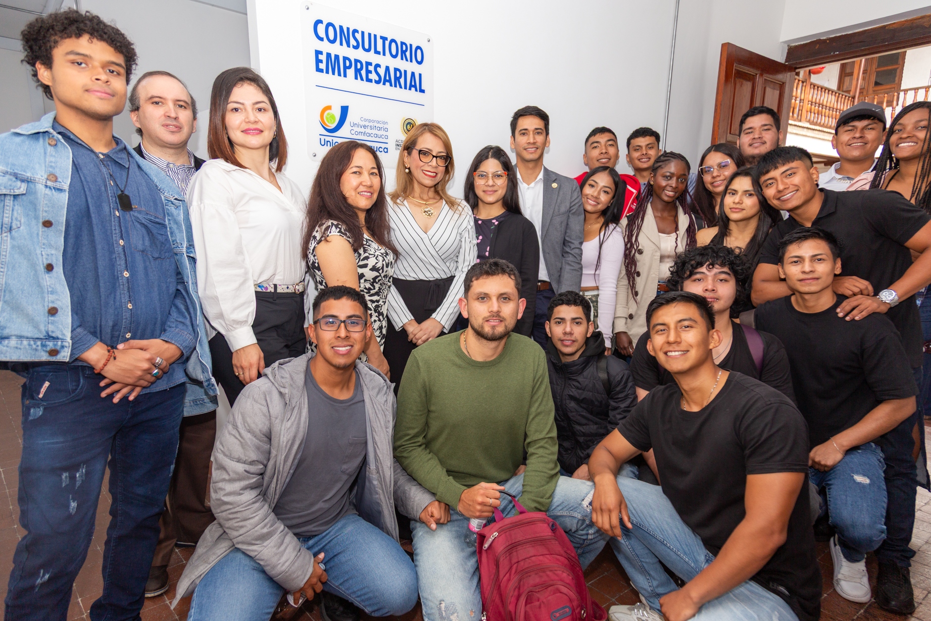Estudiantes y Administrativos en Consultorio Empresarial Unicomfacauca.
