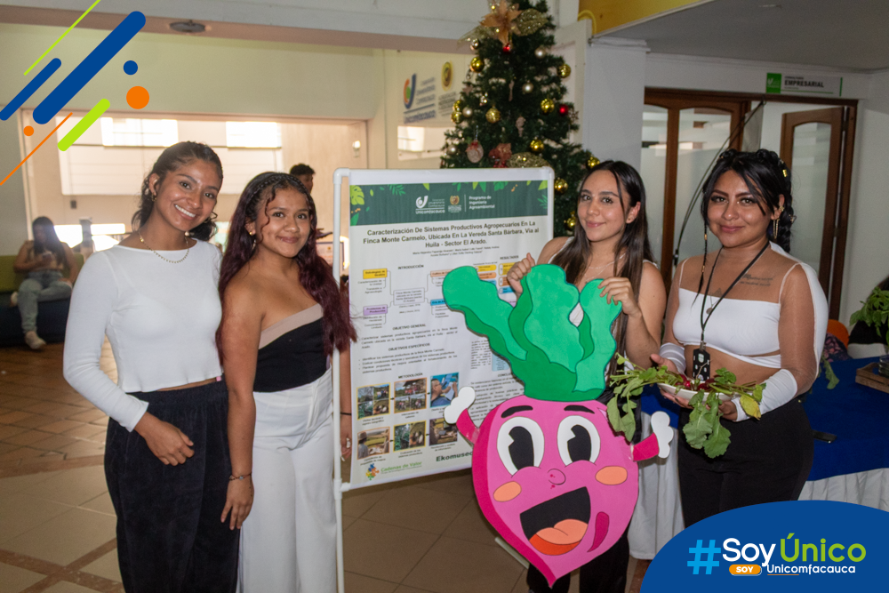 Estudiantes de Ingeniería Agroambiental presentando su investigación en torno a la caracterización de sistemas de sistemas productivos.