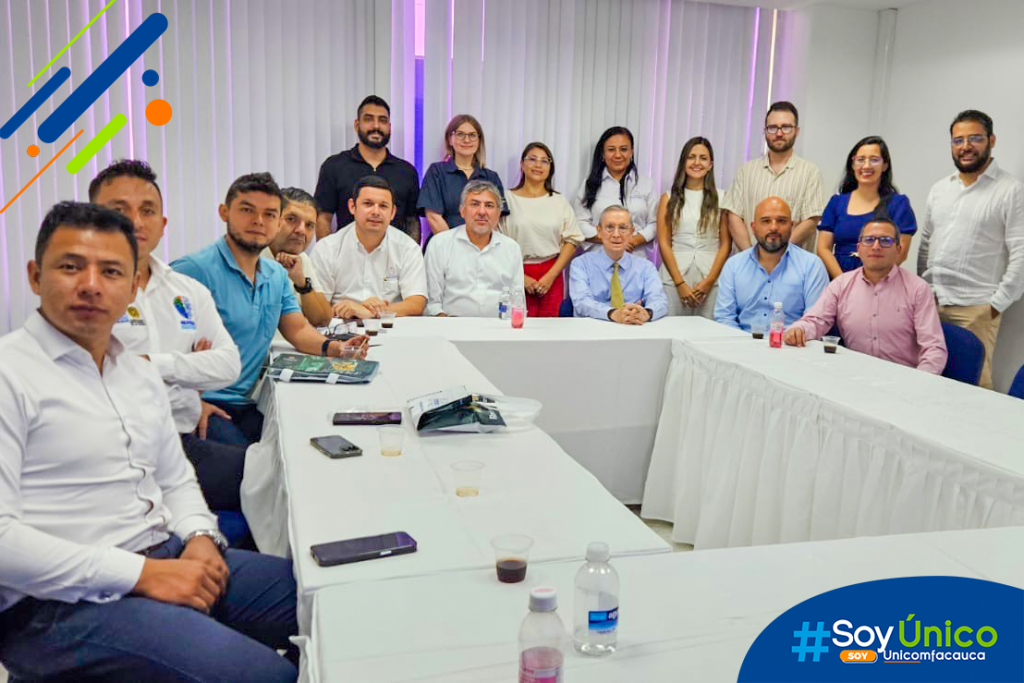 Representantes de distintas instituciones reunidos en mesa redonda en el 3er Congreso Internacional EDUCAJAS de Investigación.