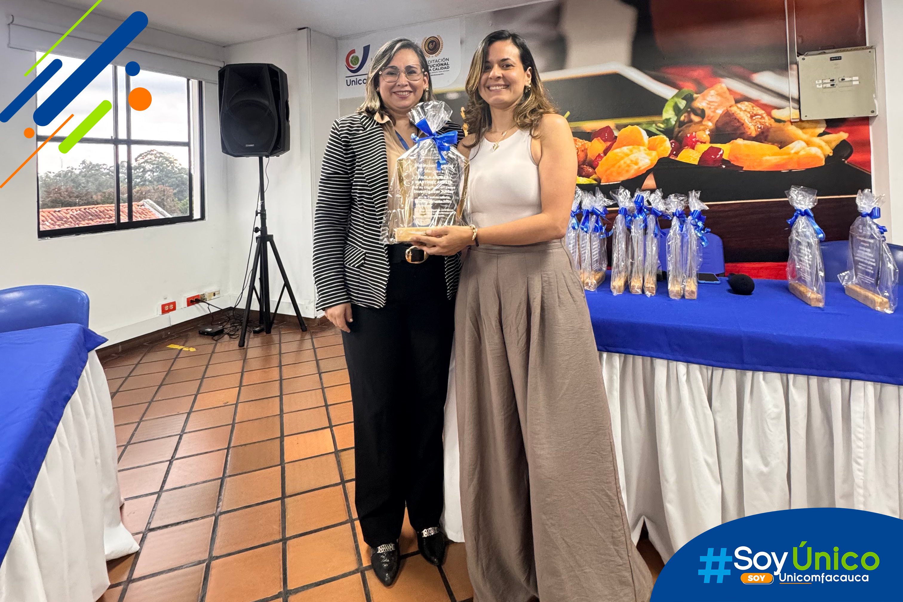 Nuestra Rectora (e) Mg. Claudia Milena García Castillo junto con la nueva investigadora Junior Paola Martínez.