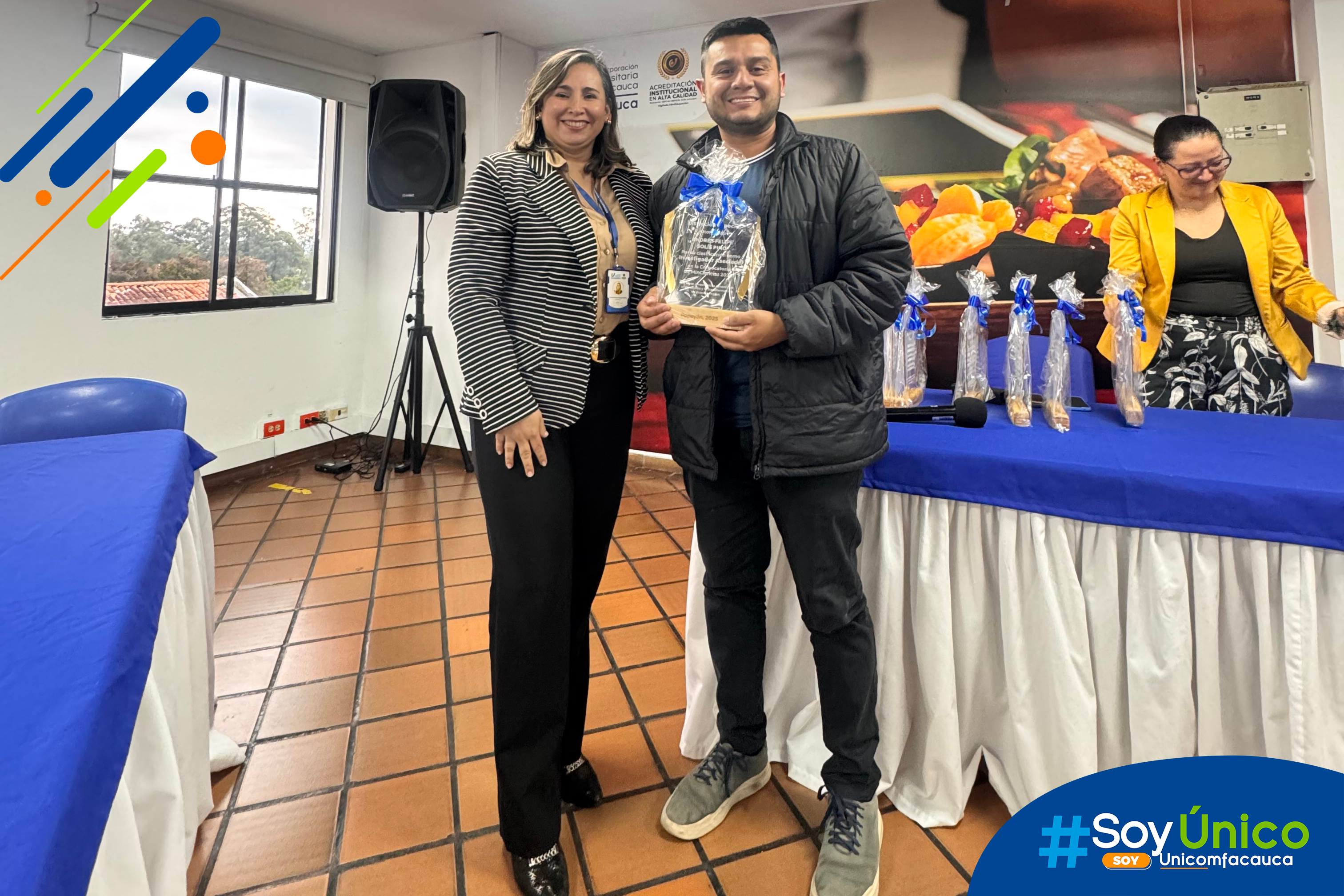 Nuestra Rectora (e) Mg. Claudia Milena García Castillo junto con el nuevo investigador Asociado Andrés Felipe Solís Pino.