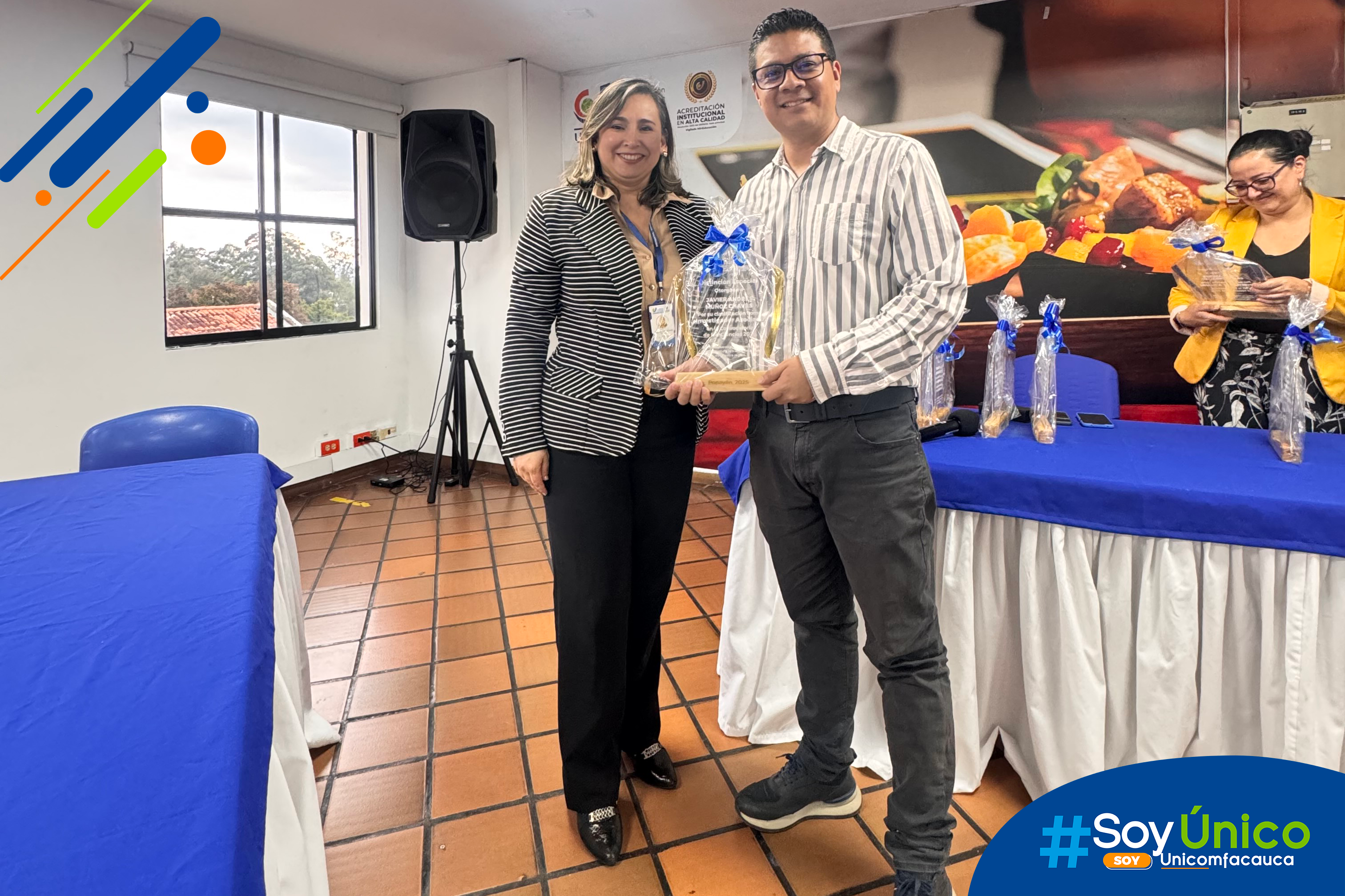 Nuestra Rectora (e) Mg. Claudia Milena García Castillo junto con el nuevo investigador Asociado Javier Muñoz.