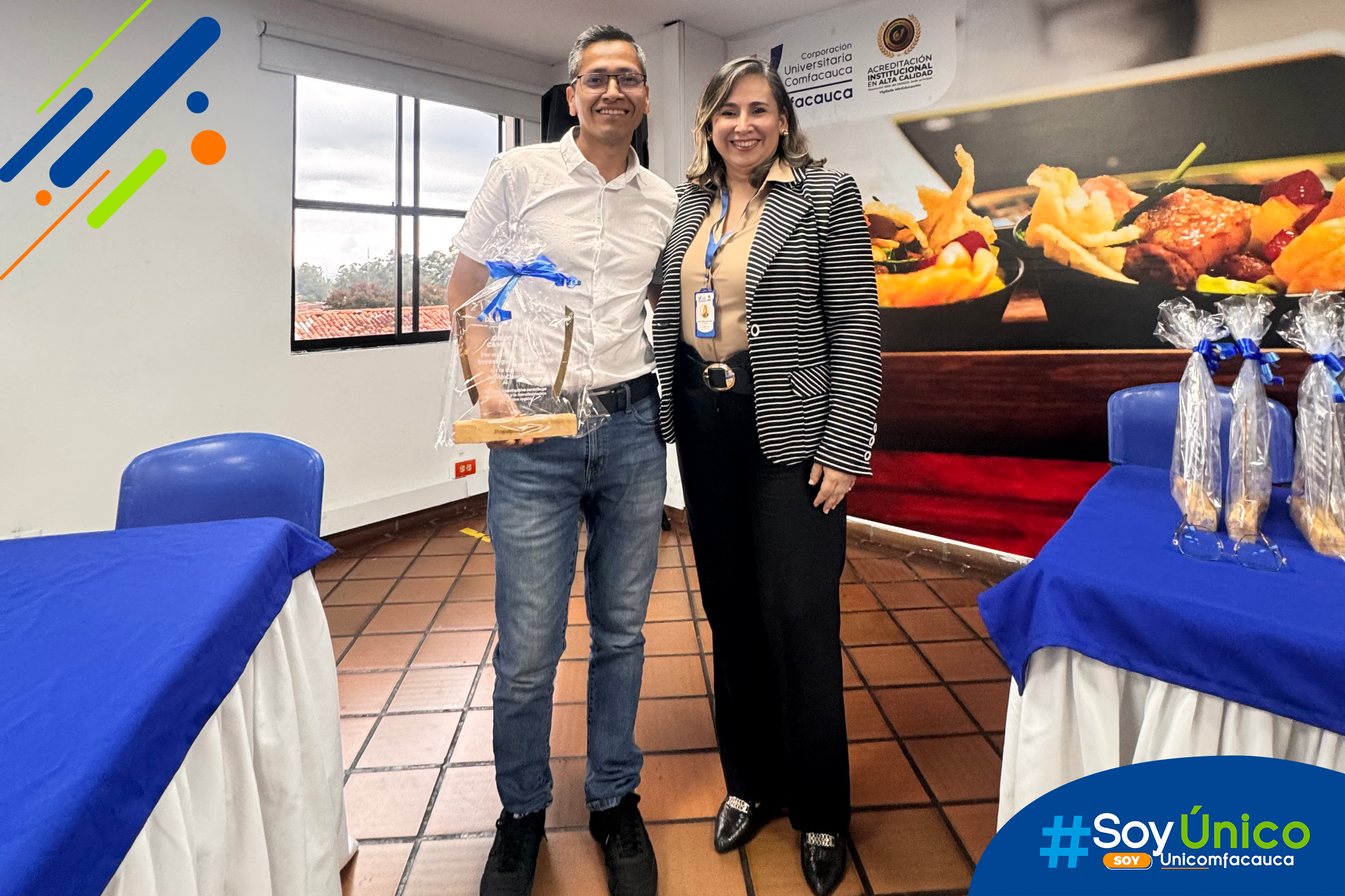 Nuestra Rectora (e) Mg. Claudia Milena García Castillo junto con el nuevo investigador Asociado Diego Andrés Campo.