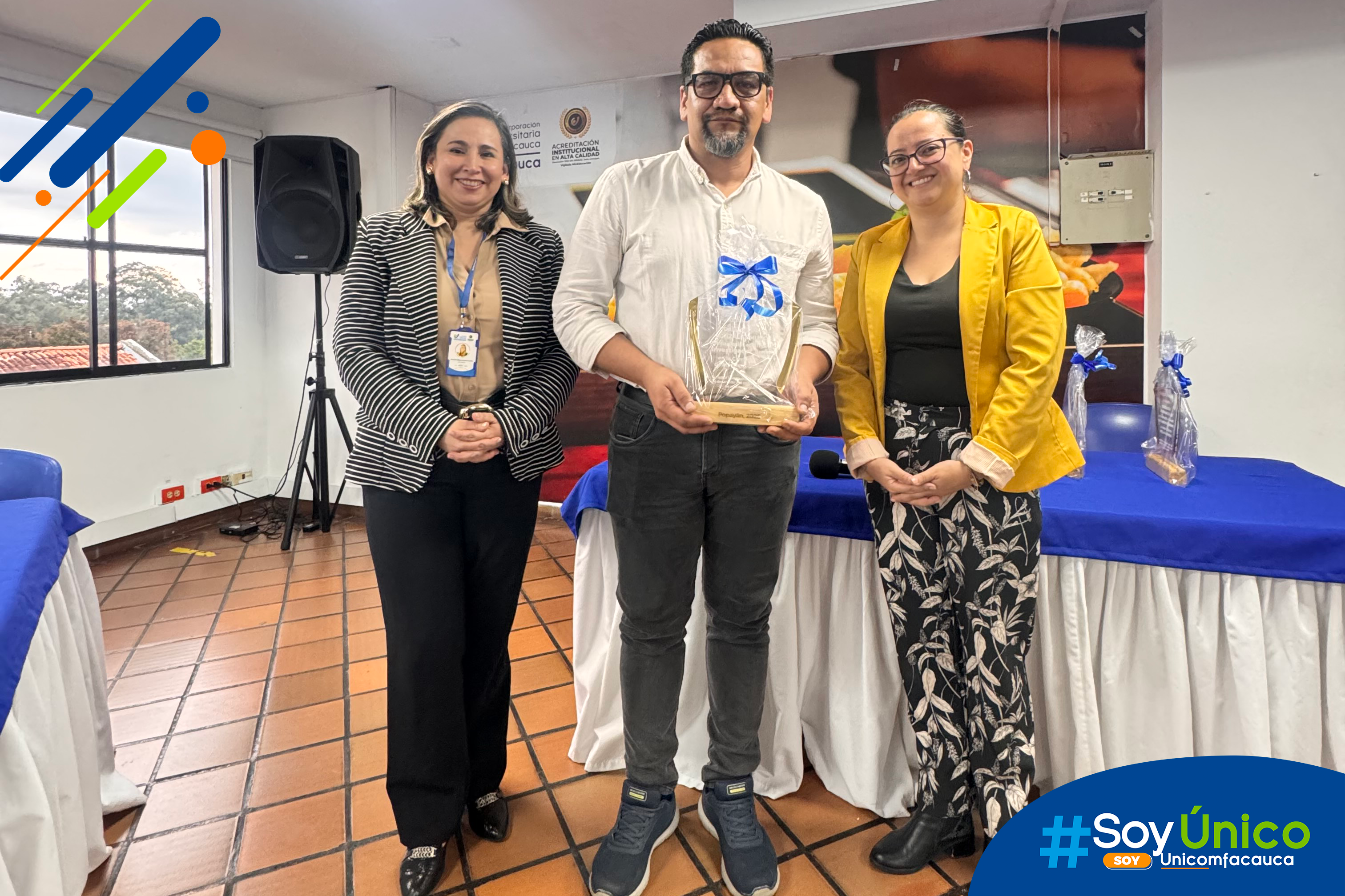 Nuestra Rectora (e) Mg. Claudia Milena García Castillo junto con el nuevo investigador Junior Ricardo González