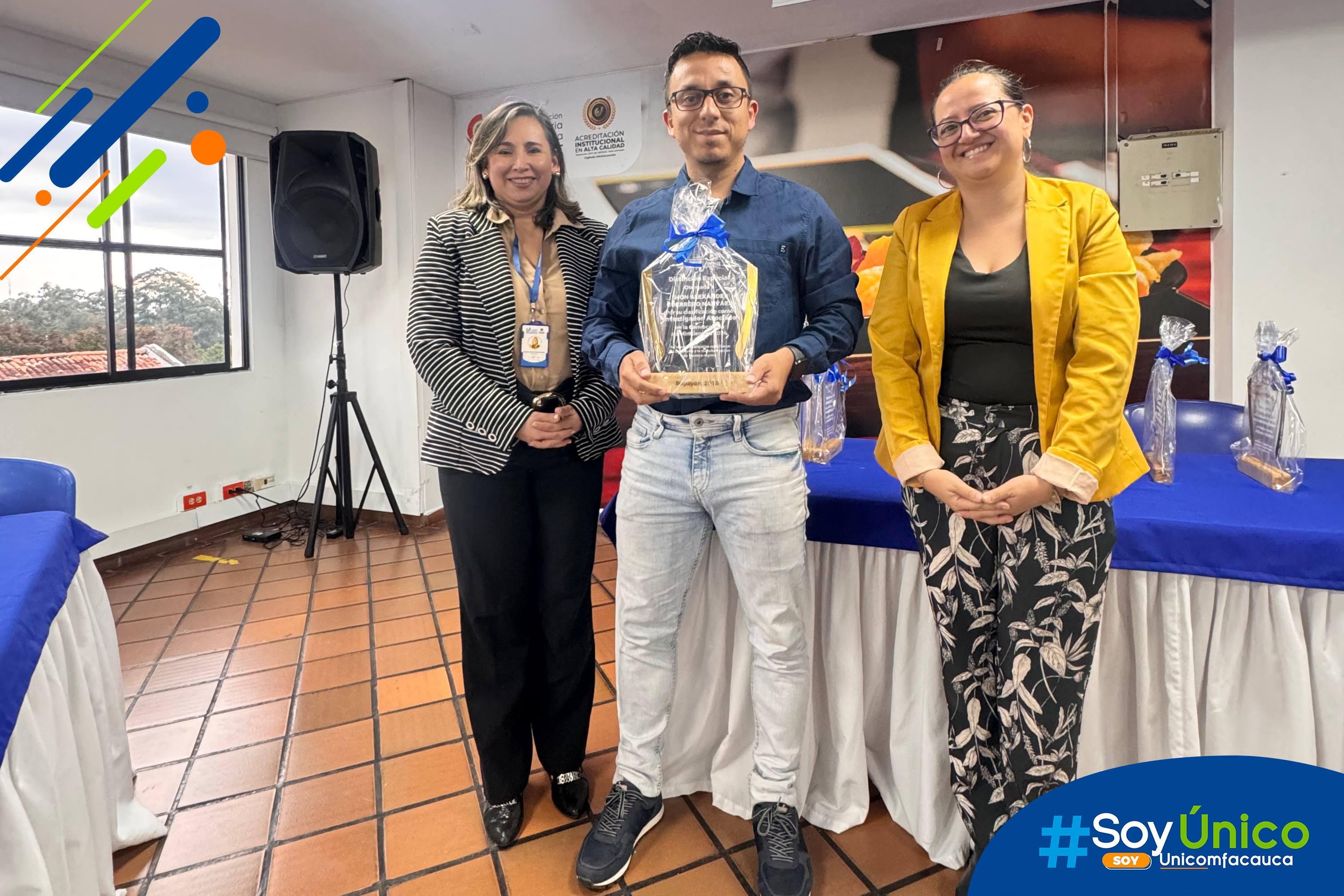 Nuestra Rectora (e) Mg. Claudia Milena García Castillo junto con el nuevo investigador Asociado Jhon Guerrero Narváez.