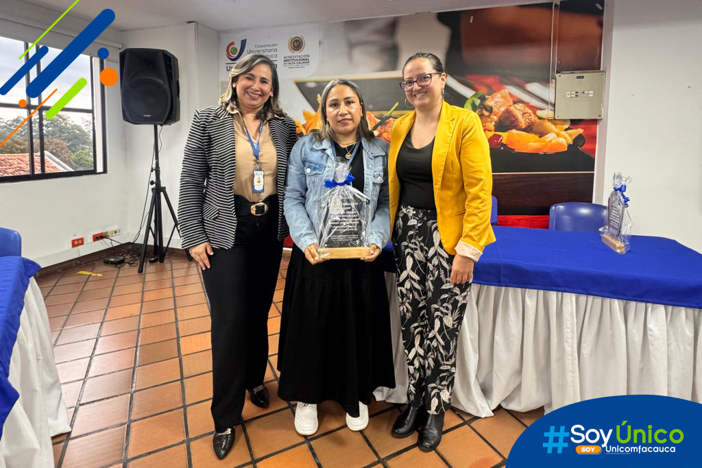 Nuestra Rectora (e) Mg. Claudia Milena García Castillo junto con la nueva investigadora Junior Mabel Calvache.