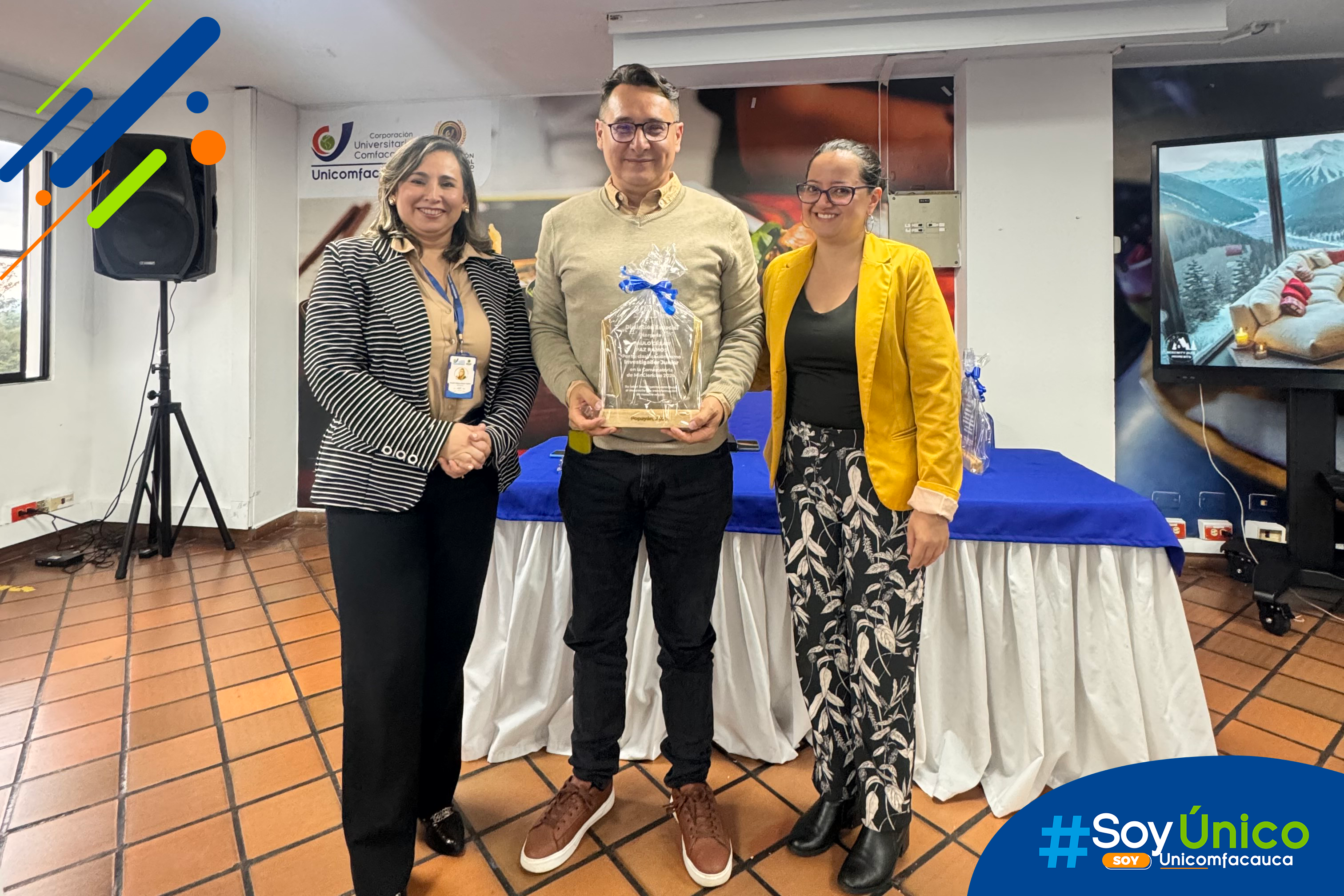 Nuestra Rectora (e) Mg. Claudia Milena García Castillo junto con el nuevo investigador Junior Paulo Paz.