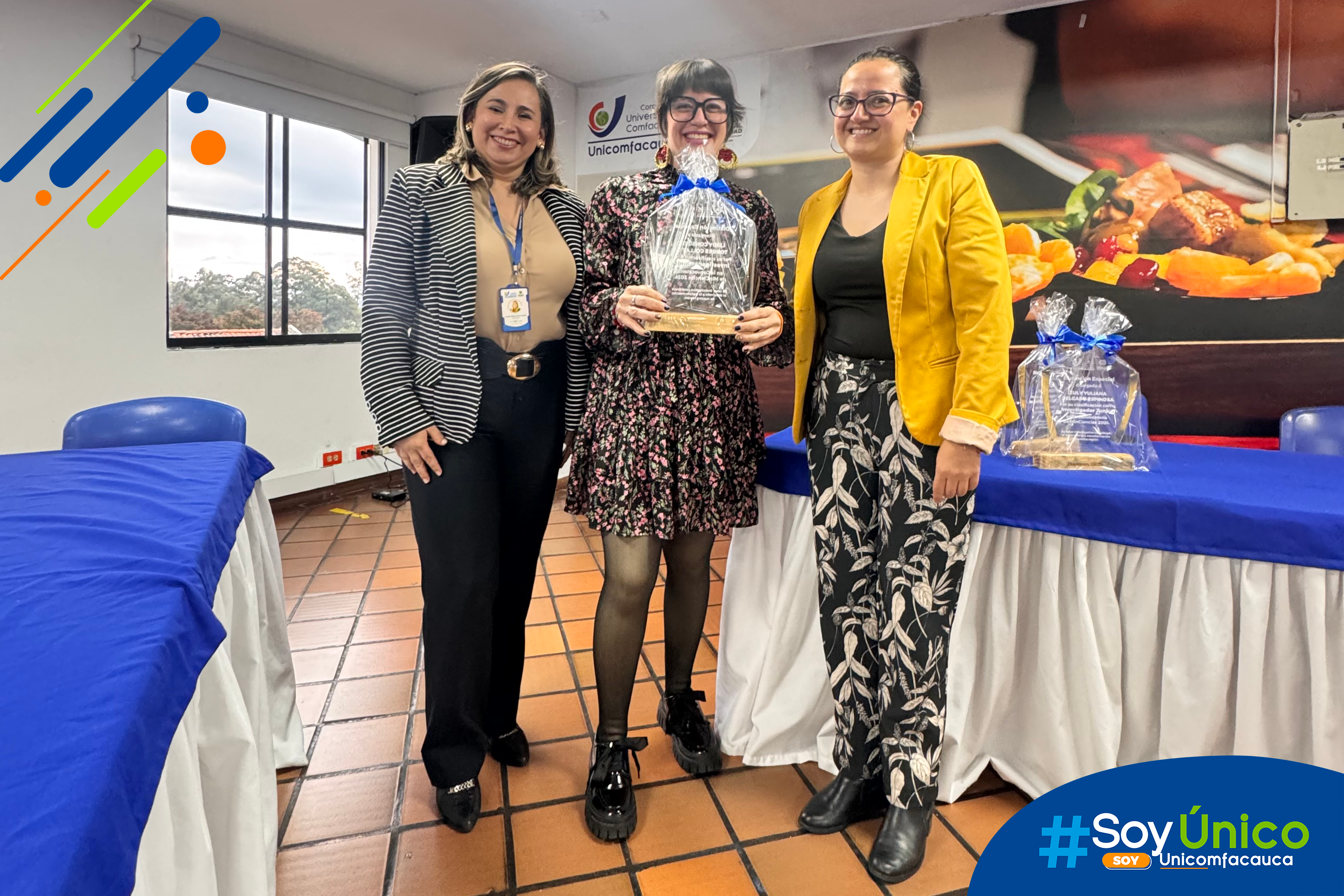 Nuestra Rectora (e) Mg. Claudia Milena García Castillo junto con la nueva investigadora Junior Leidy Torres.