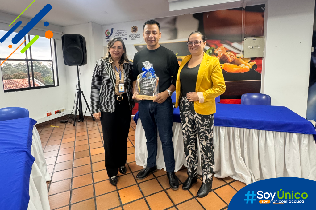 Nuestra Rectora (e) Mg. Claudia Milena García Castillo junto con el nuevo investigador Asociado Yesid Anacona.