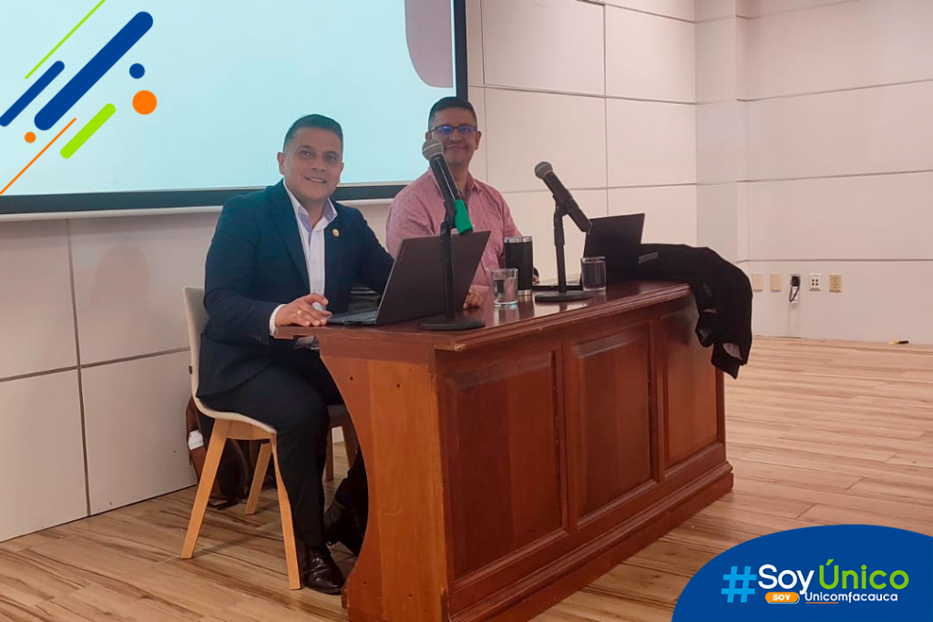 Mg. Denis Lara Papamija, y el profesor William Bernardo Macías Orozco de la Escuela Superior de Administración Pública (ESAP), presentando dos investigaciones de alto impacto.