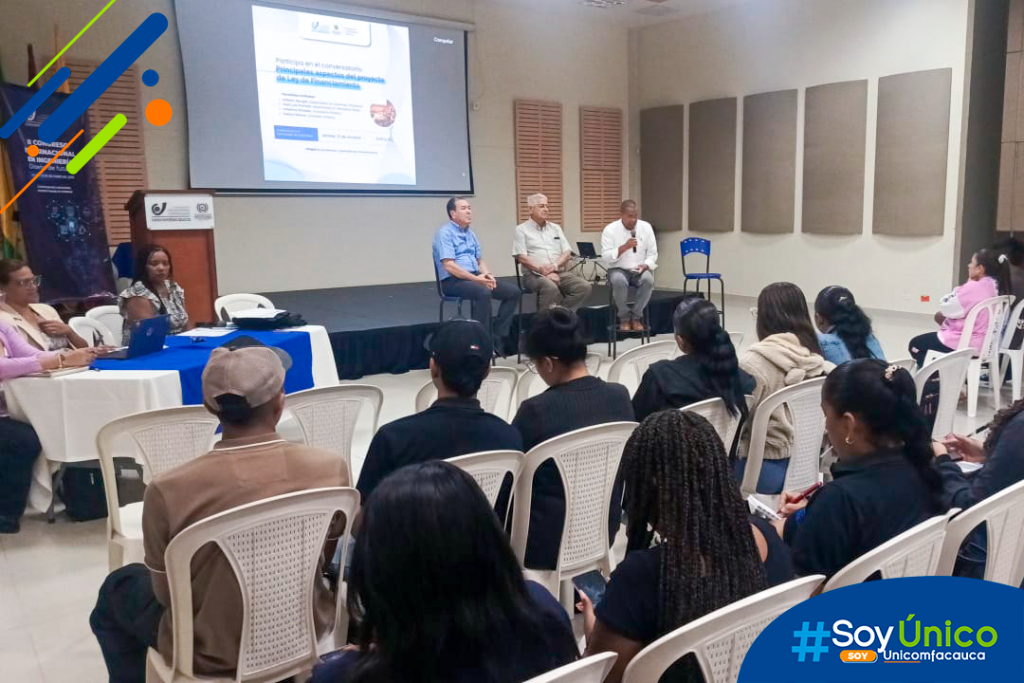 Nuestro docente, Mg. Javier Orlando Tafurth Beltrán, presentando a los estudiantes a José Luis Hurtado Vera, especialista en Revisoría Fiscal, y Héctor Ramos, Contador Público.