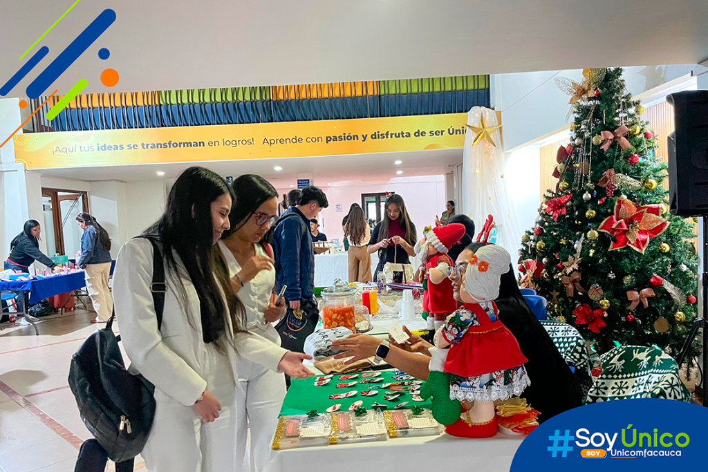 Estudiantes de trabajo social con su stand de emprendimiento.