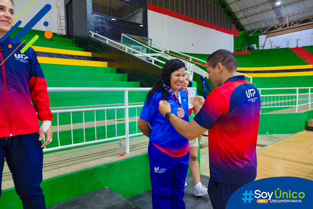 Estefanny Maca Cerón, recibiendo la medalla de tercer lugar.