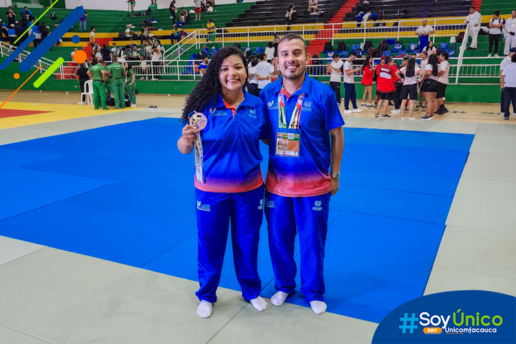 Estefanny Maca Cerón junto con nuestro Auxiliar de Recreación y Deporte, Mauricio Andrade Orozco.