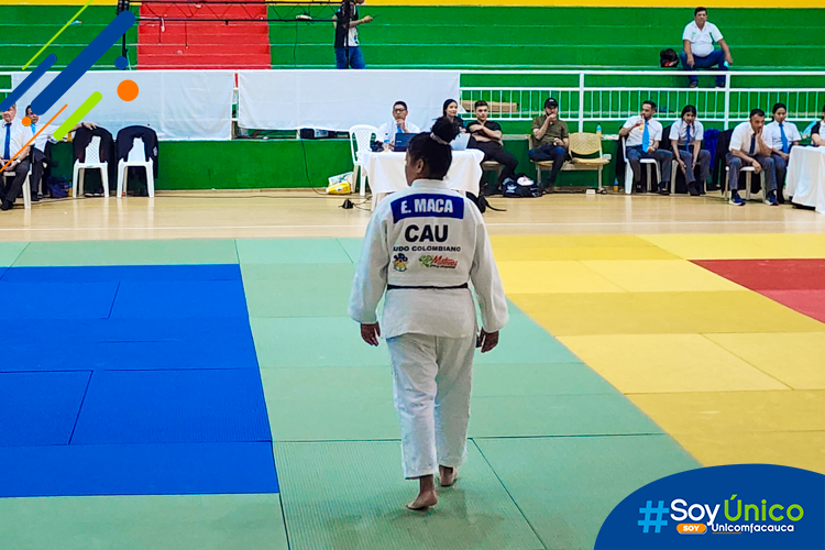 Estefanny Maca Cerón de espaldas vestida con su traje de Judo.