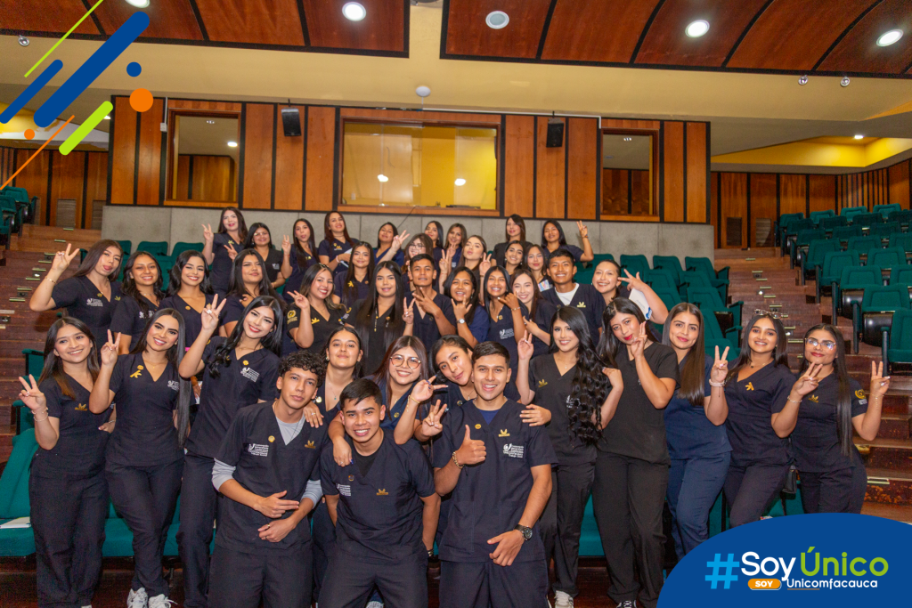 Estudiantes de septimo semestre de trabajo social luego de haber realizado el juramento para realizar sus prácticas profesionales.