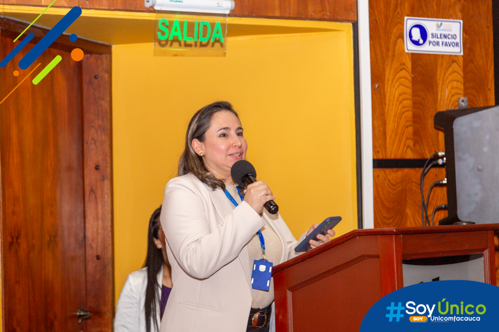 Nuestra Rectora (e) Mg. Claudia Milena García Castillo, dirigiendo unas palabras en la ceremonia de toma de juramento de práticas profesionales de los estudiantes de septimo semestre de Trabajo Social.