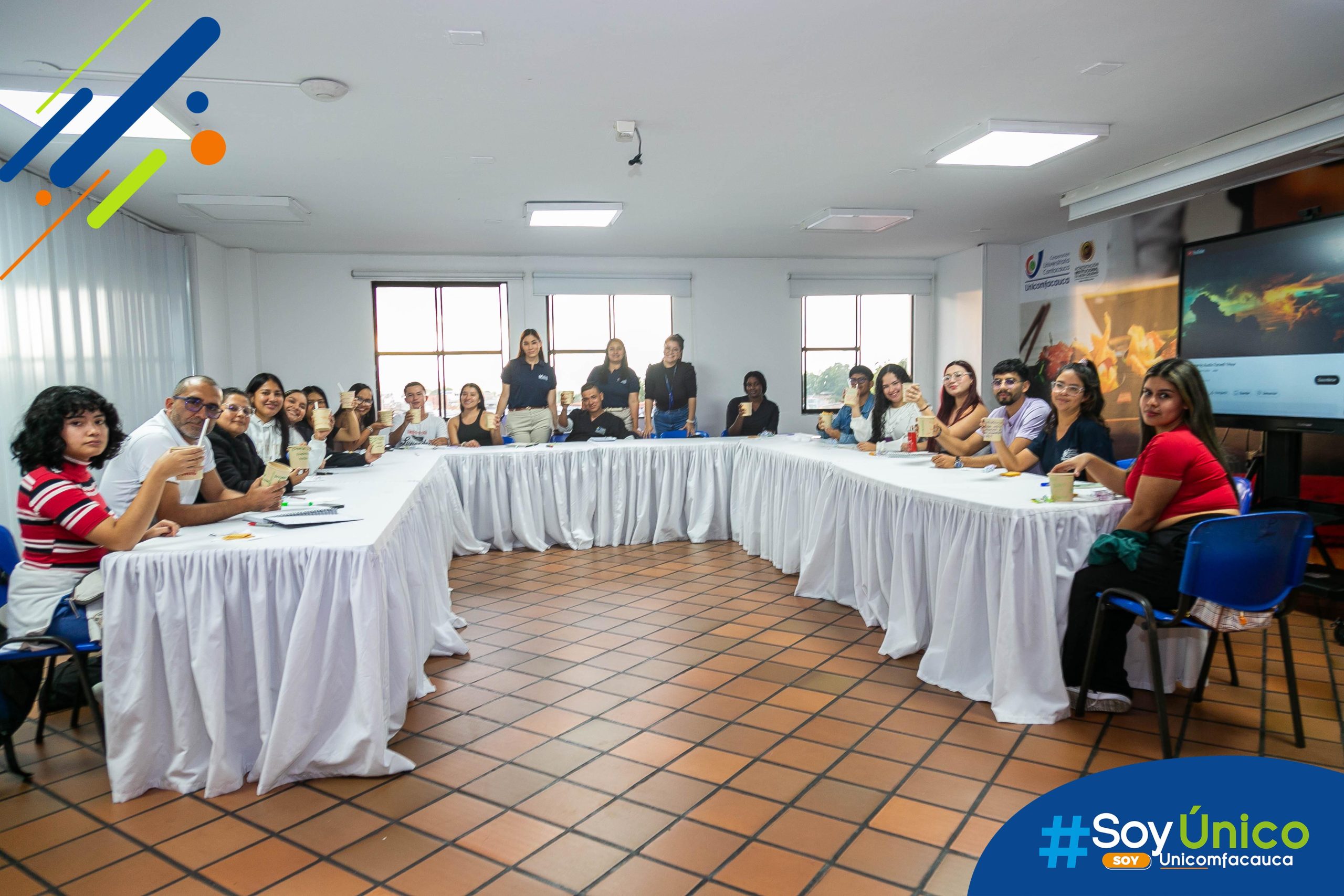 Primer encuentro de líderes en acción en nuestro salón de Etiqueta y Protocolo.