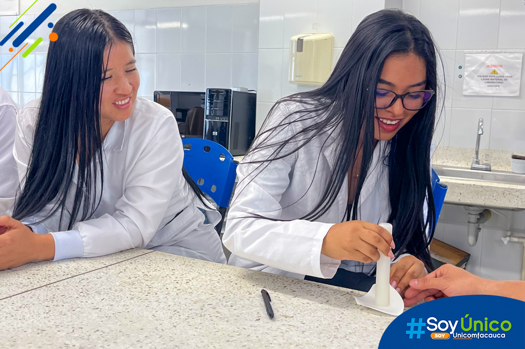Dos estudiantes de Ingeniería Agroambiental en el Laboratorio de Biotecnología pobrando uno de los filtros del Soxhlet.