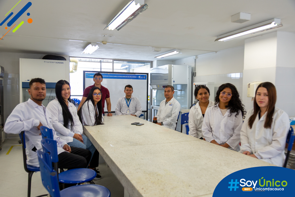Estudiantes de octavo semestre de Ingeniería Agroambiental junto con sus docentes y capacitados en el Laboratorio de Biotecnología.