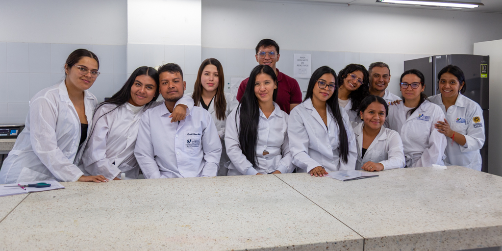 Estudiantes de octavo semestre de Ingeniería Agroambiental junto con sus docentes y capacitados en el Laboratorio de Biotecnología.
