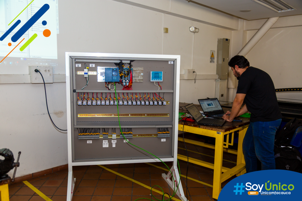 Banco de Entrenamiento basado en el autómata Siemens S7-1500,