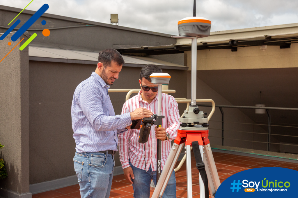 Docentes de Ingeniería Civil calibrando el nuevo equipo.