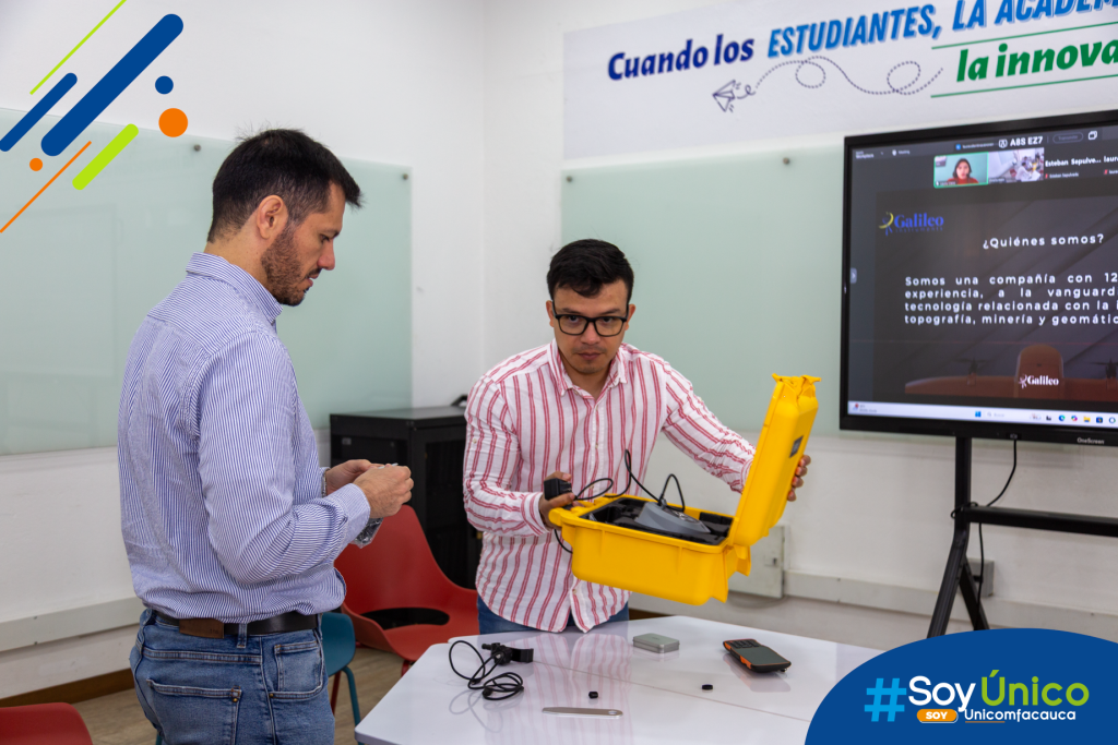 Docentes de Ingeniería Civil realizando la instalación del equipo.