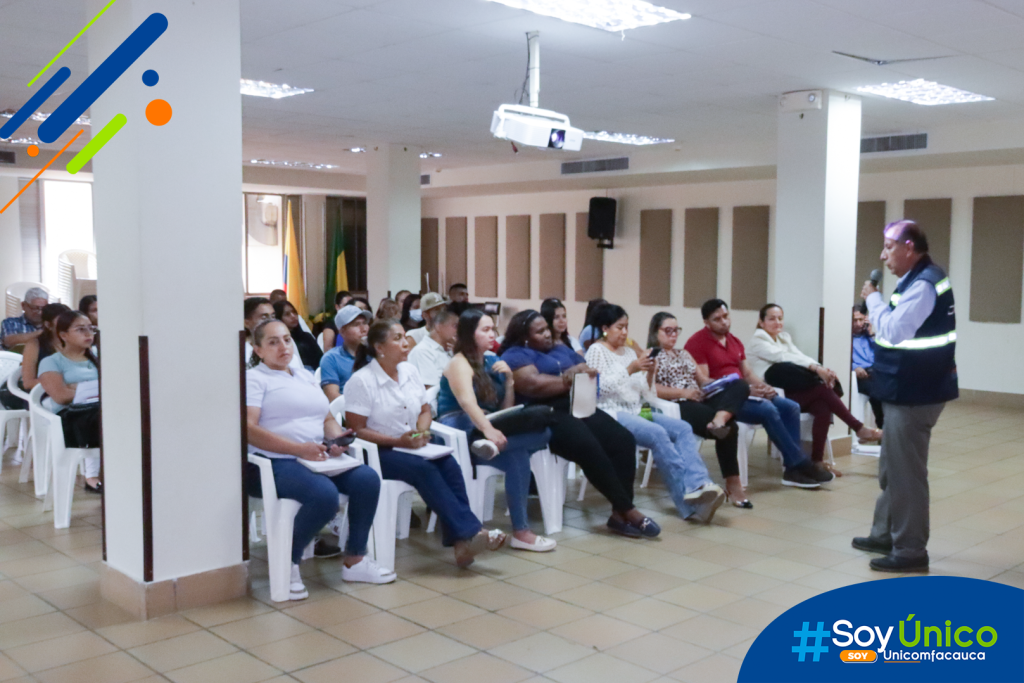 Mg. Gerardo Jojoa dirigiéndose a los asistentes de la capacitación en el Auditorio de Comfacauca en Santander de Quilichao.
