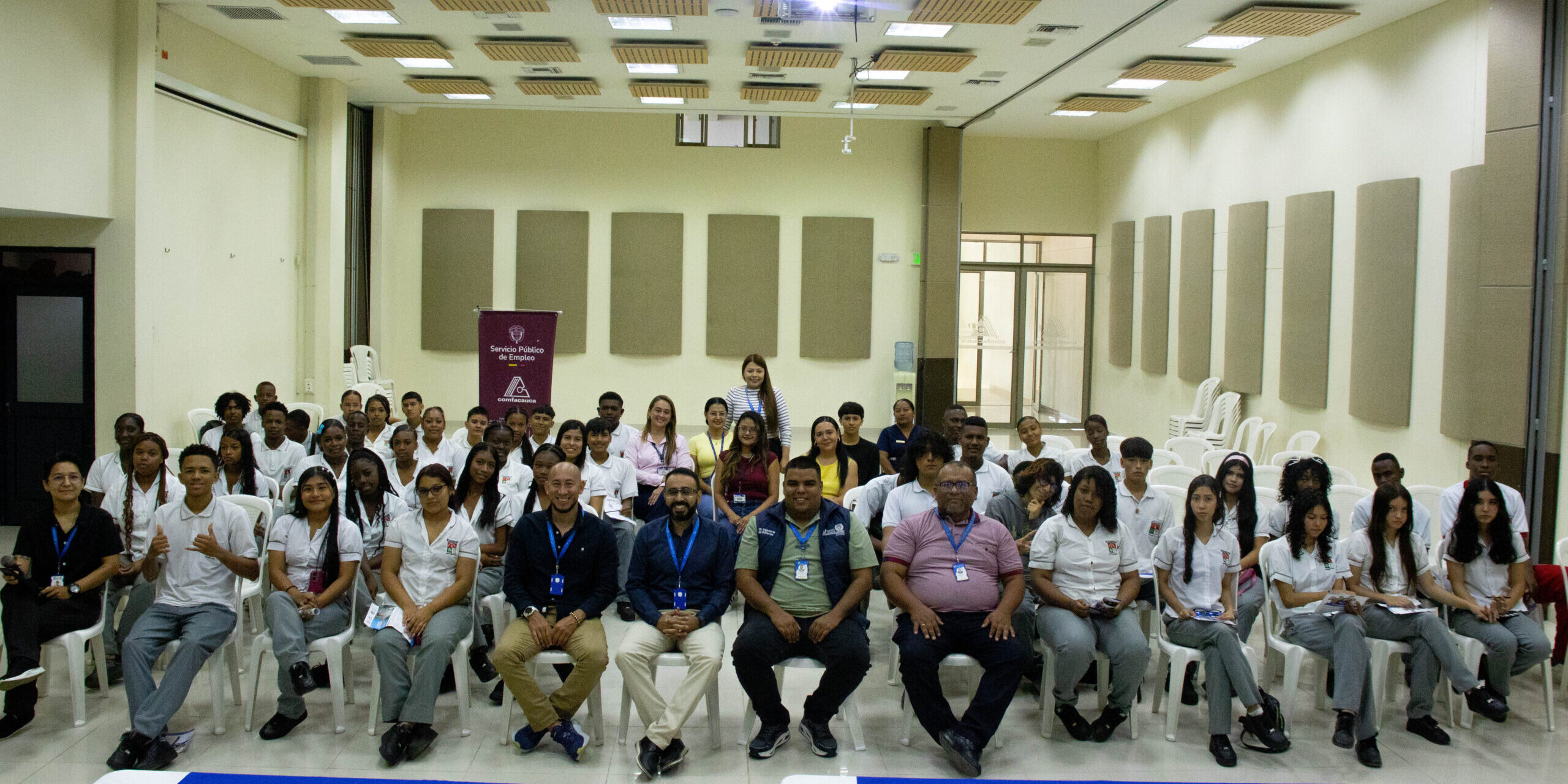 Un día para acercarse a la vida universitaria y al mundo laboral: estudiantes de la I.E. Ana Josefa Morales Duque visitaron Unicomfacauca