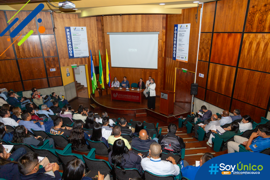 Rectora (e) Mg. Claudia Milena García Castillo, realizando la presentación del Plan de Desarrollo Institucional en el Auditorio Julio Arboleda.