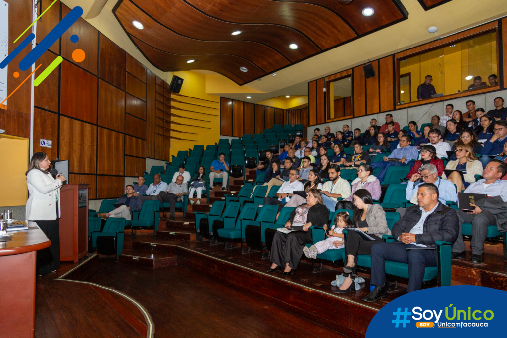 Rectora (e) Mg. Claudia Milena García Castillo, realizando la presentación del Plan de Desarrollo Institucional en el Auditorio Julio Arboleda.