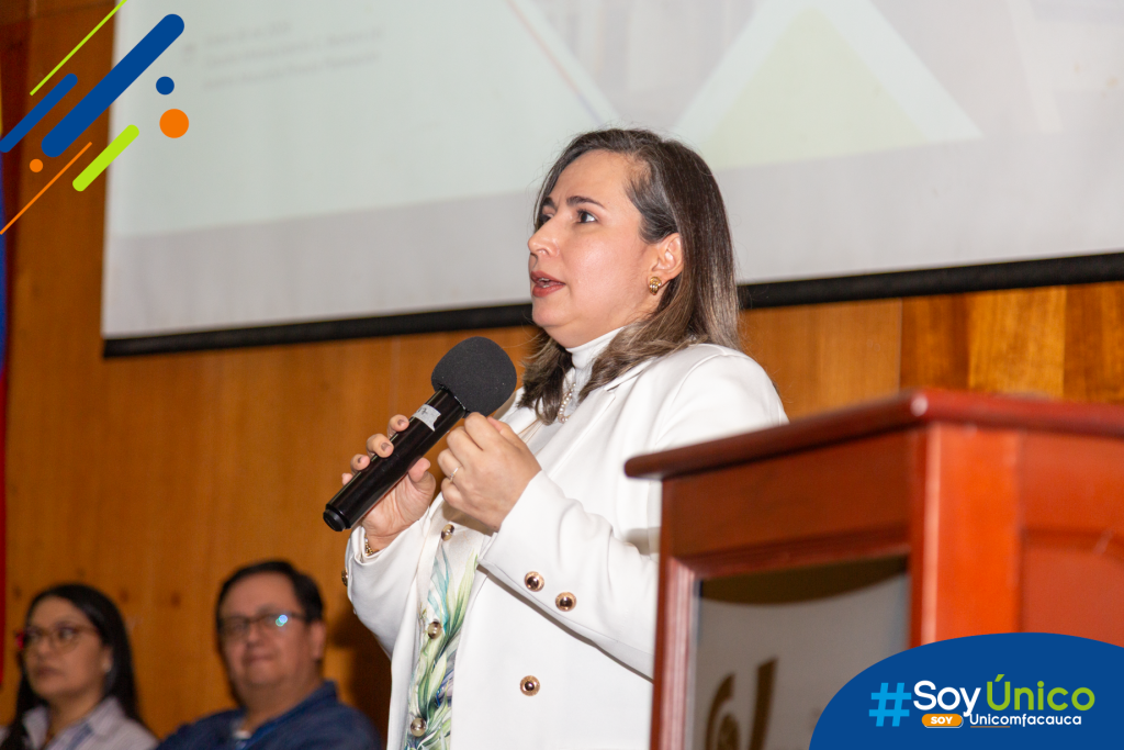 Rectora (e) Mg. Claudia Milena García Castillo, realizando la presentación del Plan de Desarrollo Institucional en el Auditorio Julio Arboleda.